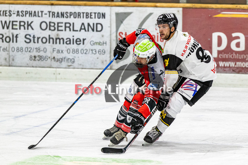 Testspiel TSV Peißenberg Miners vs EA Schongau Mammuts | Eishockey Bayernliga Vorbereitung 2023/2024, Testspiel TSV Peißenberg Miners vs EA Schongau Mammuts
Duell zwischen Denis DEGENSTEIN (Miners 28) und Tim Mühlegger (Mammuts 84),
2023-09-22 in Peißenberg (Eisstadion)
28 Denis DEGENSTEIN (Miners 28), 84 Tim Mühlegger (Mammuts 84)
Copyright: FotoLindner