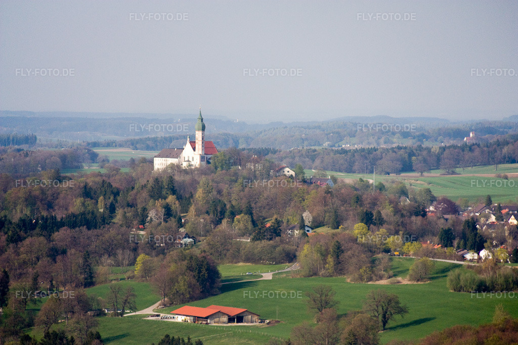 Luftbild: Gebäudekomplex des Klosters und der Brauerei an der Bergstraße im Ortsteil Erling in Andechs im Bundesland Bayern in Deutschland. Foto: IMG_17885.jpg vom 15.04.2009 durch Werner Riehm/FLY-FOTO.de