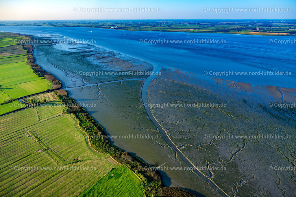 Elbe_Oste_Mündung_Watt_ELS_8740280824 | WISCHHAFEN 28.08.2024 Uferbereiche der Elbe mit durch Niedrig- Wasser- Pegel freigelegten Flußbett in Wischhafen im Bundesland Niedersachsen, Deutschland. // Shore areas exposed by low-water level riverbed in Wischhafen in the state Lower Saxony, Germany. Foto: Martin Elsen