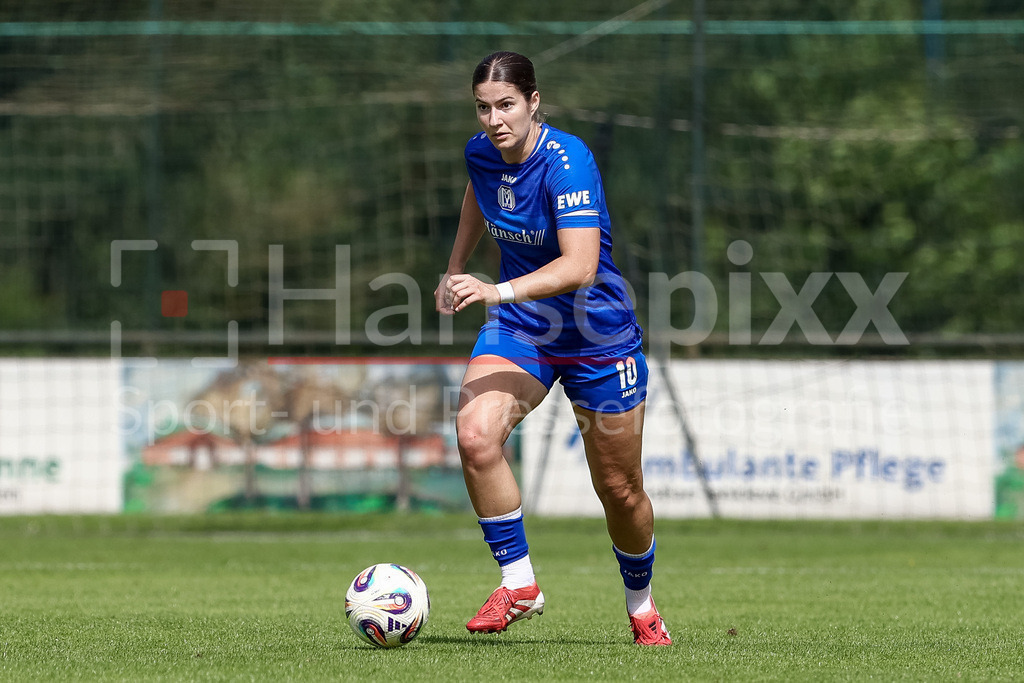 Fussball, Testspiel Frauen, SV Meppen - DSC Arminia Bielefeld | Anouk Blaschka (SV Meppen, 10) am Ball, Freisteller, Einzelbild, Ganzkörper, Aktion, Action, Spielszene