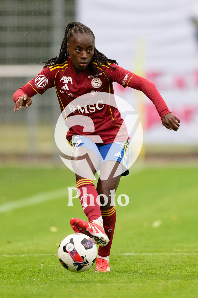DZ9_4777_c | Switzerland: AXA Womens Super League 2025/26, Servette FC Chenois Feminin vs FC Aarau Frauen - Stade des Trois-Chene, Chene-Bourge: Benedicte Simon (78 Servette FC Chenois Feminin) passes the ball 