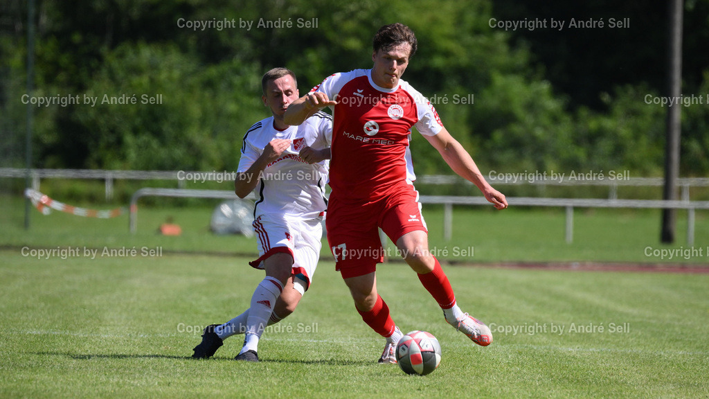 TSV Bordesholm vs. TSV Flintbek | Fried Wollenteit (Bordesholm #47) / Fabio Pries (Flintbek #8) / Fußball-Verbandsliga Ost Männer 2025/2026 / TSV Bordesholm vs. TSV Flintbek / Sportanlage Platz A / 24582 Bordesholm / 16.08.25 - Realisiert mit Pictrs.com