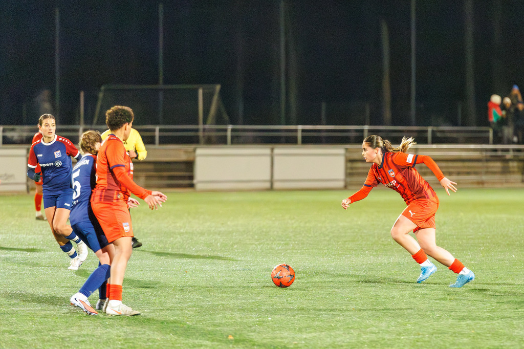 FCHFCE_251121_0676 | 1.FC Heidenheim 1846 II vs. FC Ellwangen II, Fußball, Frauen, Bezirksliga, 2025/2026, 10. Spieltag, 22.11.2025 in Heidenheim, Kunstrasen b. Voith-Arena West, Flutlichtspiel(Foto: Michael Bulling) - Realisiert mit Pictrs.com