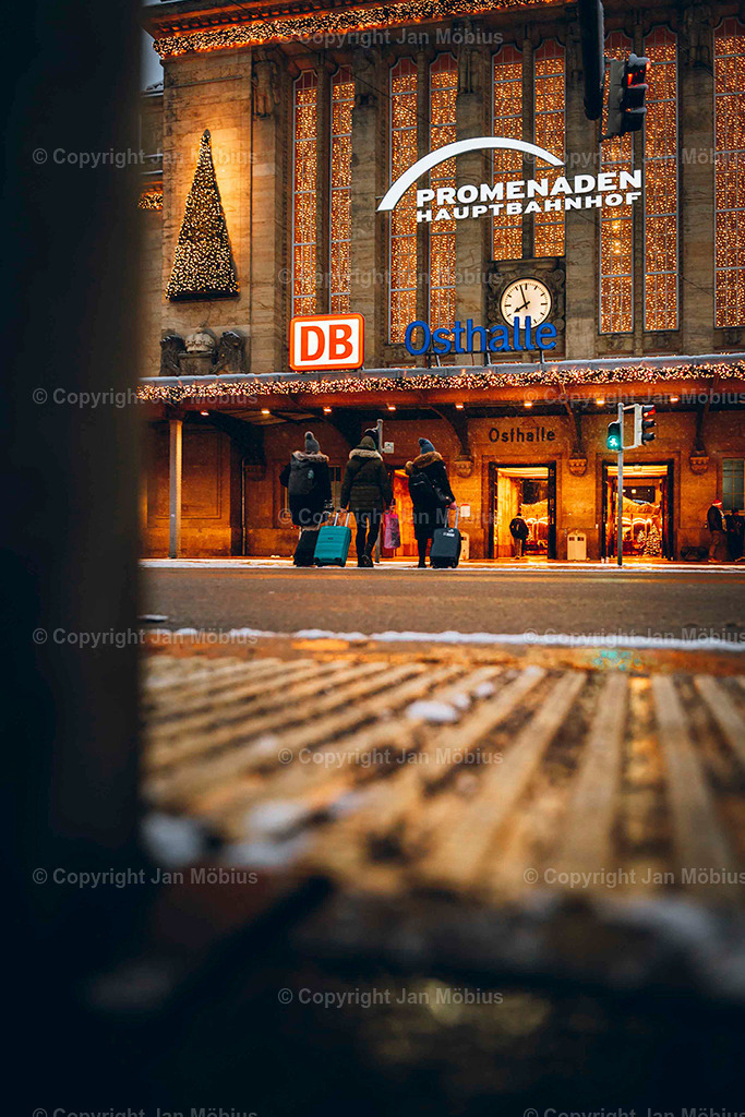 Leipziger Hauptbahnhof | Der Leipziger Hauptbahnhof ist nicht nur ein Verkehrsknotenpunkt, sondern auch architektonisch und stadtgeschichtlich ein echtes Highlight. Sein Vorplatz ist Drehscheibe für Menschen, Linien, City-Flair und Shopping – ein Ort voller Dynamik mitten im Herzen der Stadt.  - Realisiert mit Pictrs.com