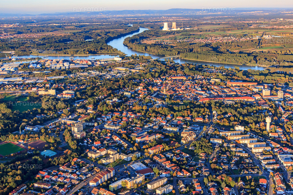 Luftbild: Stadtübersicht bis zum Rhein von Südwesten in Germersheim im Bundesland Rheinland-Pfalz in Deutschland. Foto: IMG_60210.jpg vom 13.10.2013 durch Werner Riehm/FLY-FOTO.de