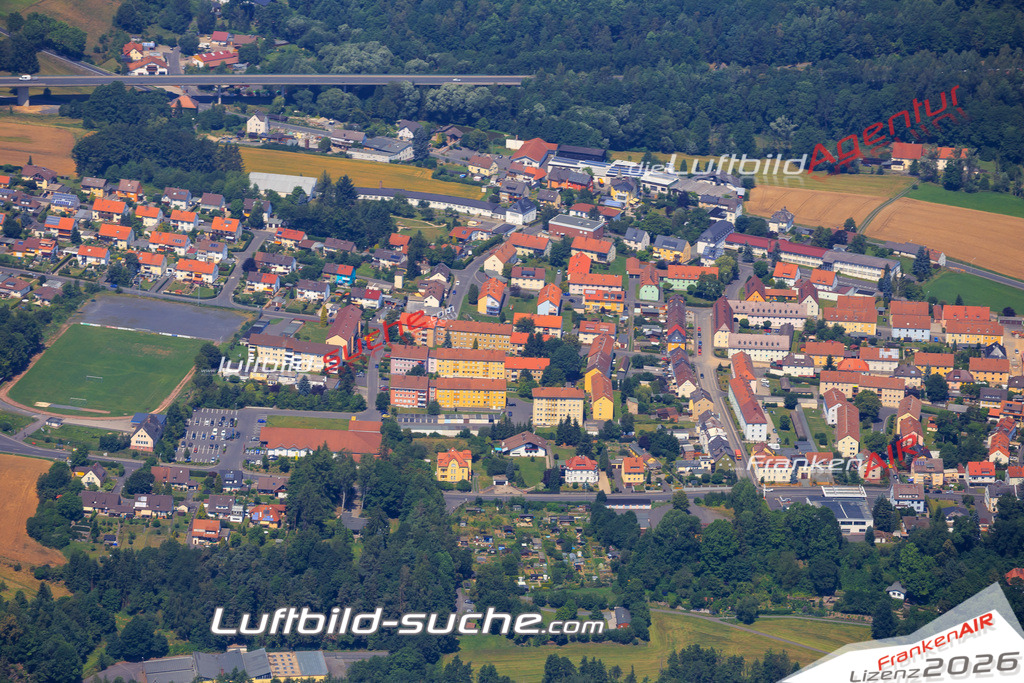 Die Luftaufnahme der Stadt Arzberg wurde vom UL-Flugzeug heraus erstellt ( keine Drohne )- hohe Auflösung für beste Qualität