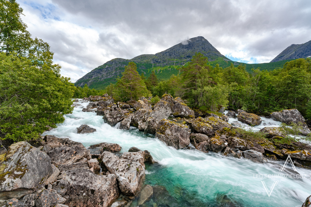 Fotografie_Leo_Schindzielorz_NO_Sommer_Trollstigen_Isterdalen_20220821_A7R03931_org | Atmosphärische Landschaftsbilder & Drohnenaufnahmen aus dem Allgäu, Tirol, Südtirol & der Schweiz – ideal für Leinwanddrucke & zur stilvollen Raumgestaltung. - Realisiert mit Pictrs.com