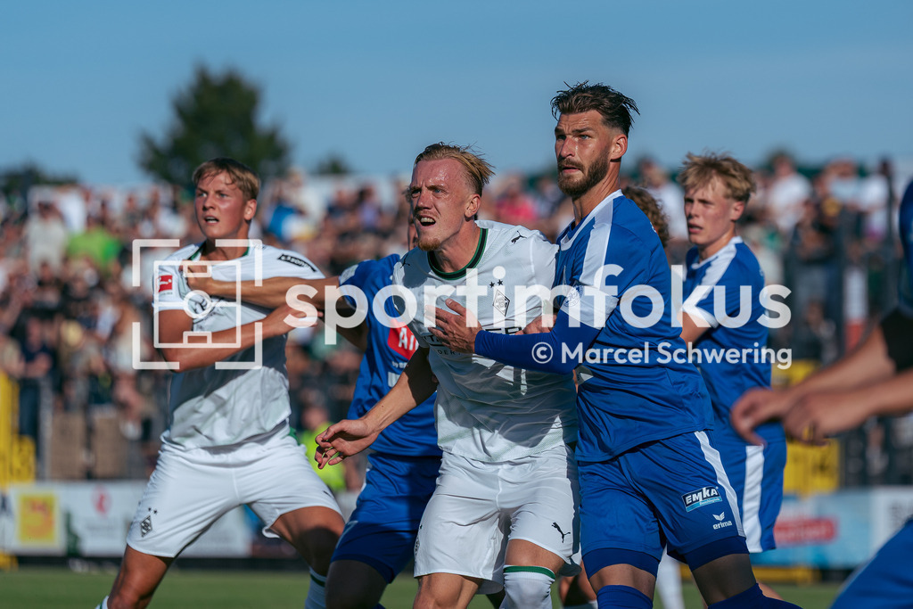 SSVg Velbert 02 – Borussia Mönchengladbach | Isac Alexi Sivert Lidberg (Borussia Mönchengladbach) und Tristan Duschke (SSVg Velbert 02). Testspiel zwischen der SSVg Velbert 02 und Borussia Mönchengladbach in Velbert, 12.08.2026. Endstand: 0:8. sportimfokus / Marcel Schwering - Realisiert mit Pictrs.com