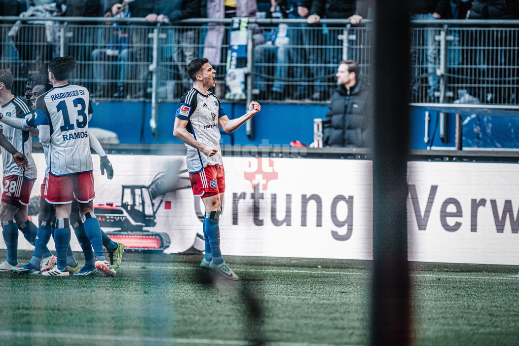 Fußball | Männer | Saison 2023/2024 | 2. Fußball-Bundesliga | 19. Spieltag | Hamburger SV vs. Karlsruher SC | 28.01.2024 | Laszlo Benes (#8, HSV) jubelt
