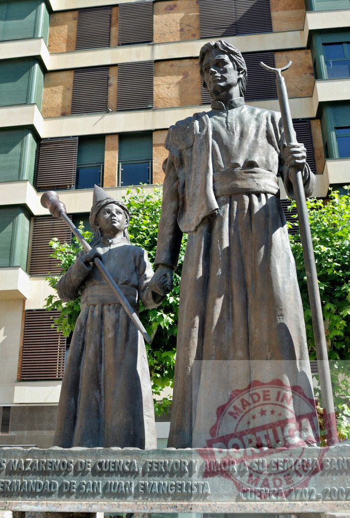 Semana Santa Nazareno statues honoring Cuenca tradition. Cuenca - Spain | Bronze statues depicting adult and child Nazarenos, representing Holy Week in Cuenca, Spain - Realisiert mit Pictrs.com
