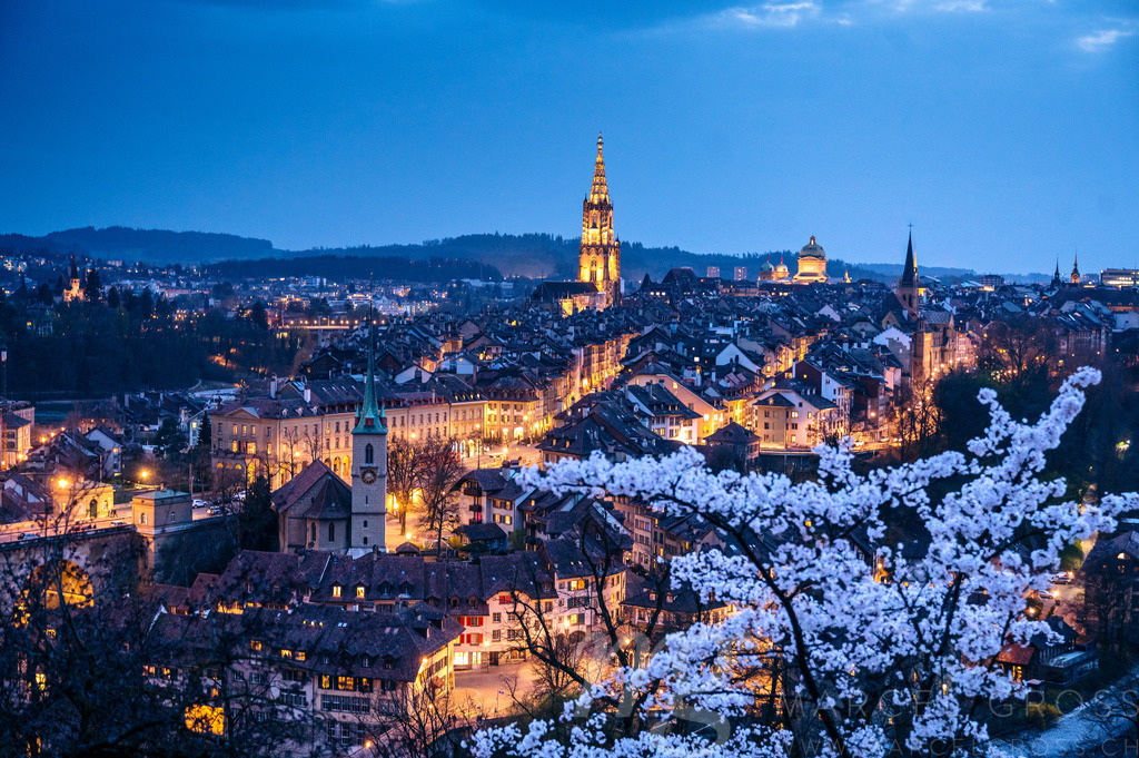 view from Rosengarten over the historic center of Bern during nightfall | Die ideale Geschenkidee für Naturliebhaber. Naturbilder von Marcel Gross Photography für ihr Zuhause in den verschiedensten Formaten und Materialien. - Realisiert mit Pictrs.com