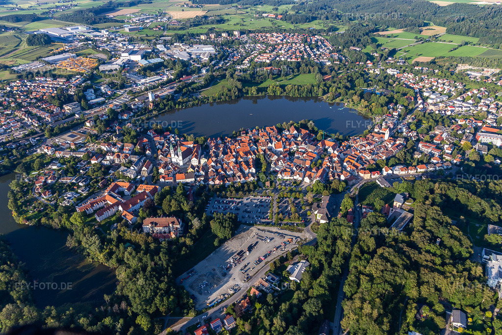 Luftbild: Stadtansicht des Innenstadtbereiches an den Uferbereichen des Stadt See im Ortsteil Steinach in Bad Waldsee im Bundesland Baden-Württemberg in Deutschland. Foto: IMG_128935.jpg vom 03.09.2021 durch Werner Riehm/FLY-FOTO.de