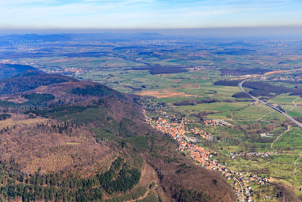 Luftbild: Ortsansicht von Westen in Eckartswiller im Bundesland Bas-Rhin in Frankreich.Foto: IMG_38535.jpg vom 20.03.2011 durch Werner Riehm/FLY-FOTO.deAuflösung des Originals: 4171 x 2780 px