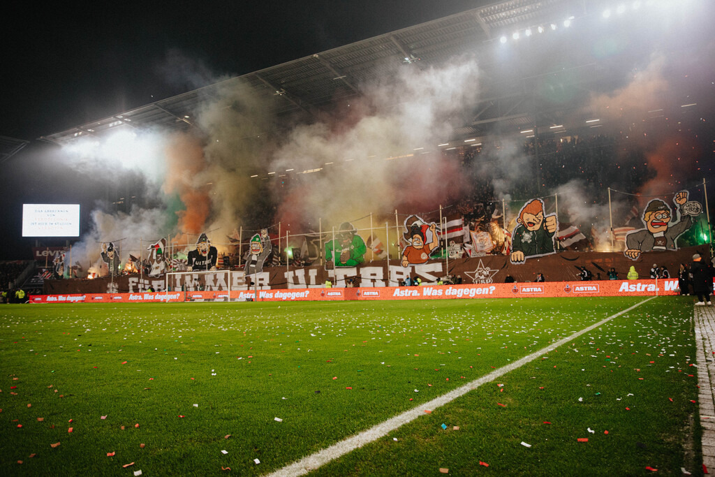 IMG_9984 | Der offizielle Shop für FC St. Pauli Fotos. Wähle aus Spielszenen & Fanmomenten dein FCSP Wunschformat. Wir liefern Millerntor-Atmosphäre.