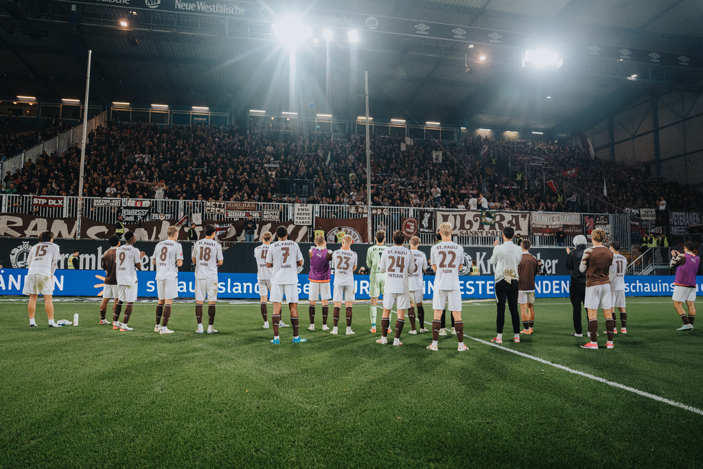FCS02277 | Der offizielle Shop für FC St. Pauli Fotos. Wähle aus Spielszenen & Fanmomenten dein FCSP Wunschformat. Wir liefern Millerntor-Atmosphäre.