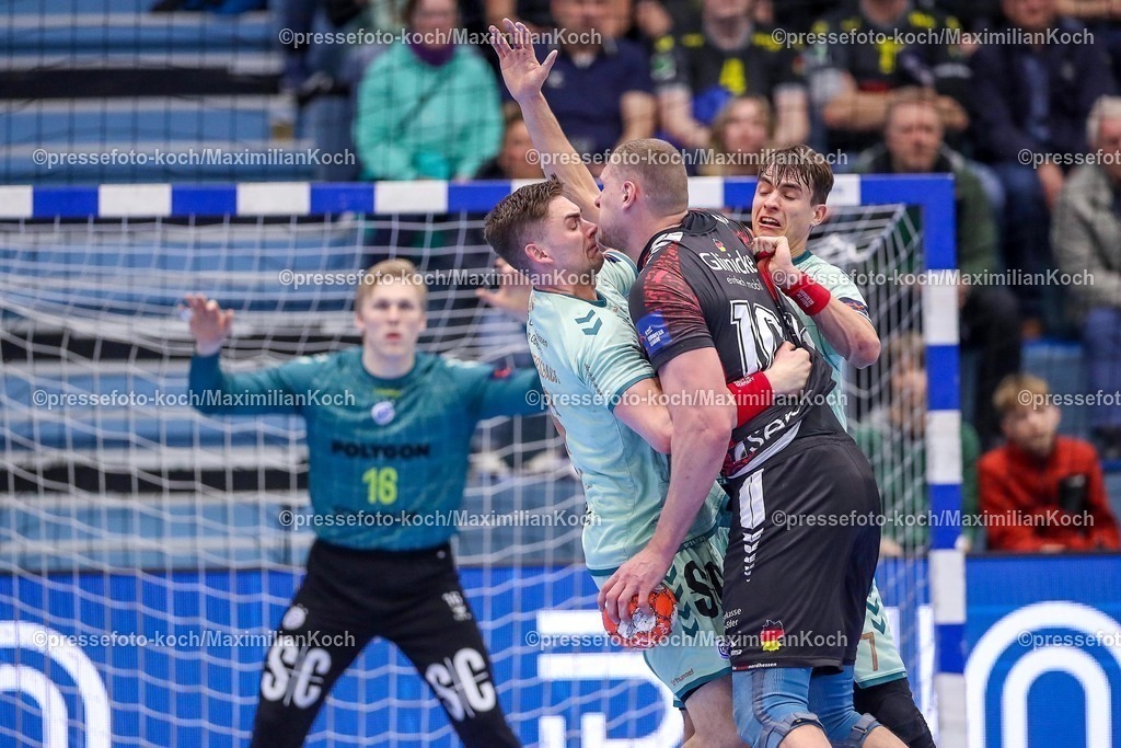 Gum25032501104 | 25.03.2025, Handball, European League - Play-Offs, VfL Gummersbach - MT Melsungen, Schwalbe-Arena: Dainis Kristopans (MT Melsungen #10) gegen Stepan Zeman (GUM #66) und Julian Köster (GUM #7) 