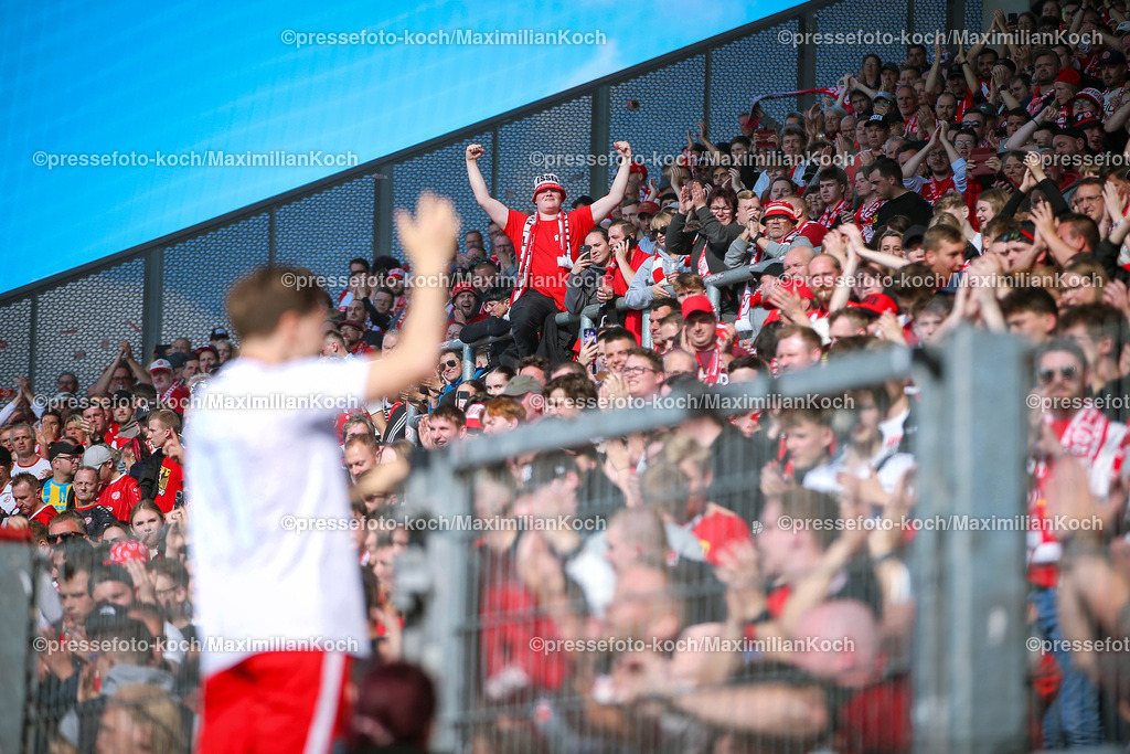 RWE3Liga25052402113 | 25.05.2024, Essen, Fußball, Finaltag der Amateure, Niederrheinpokal Finale, Stadion an der Hafenstraße, Saison 2023 2024, Rot-Weiss Essen – SC Rot-Weiß Oberhausen: Siegerfeier Siegerehrung Abschlussfeier Abschlussjubel Freude - Die Fans feiern ihre Mannschaft. DFB regulations prohibit any use of photographs as image sequences and or quasi-video.