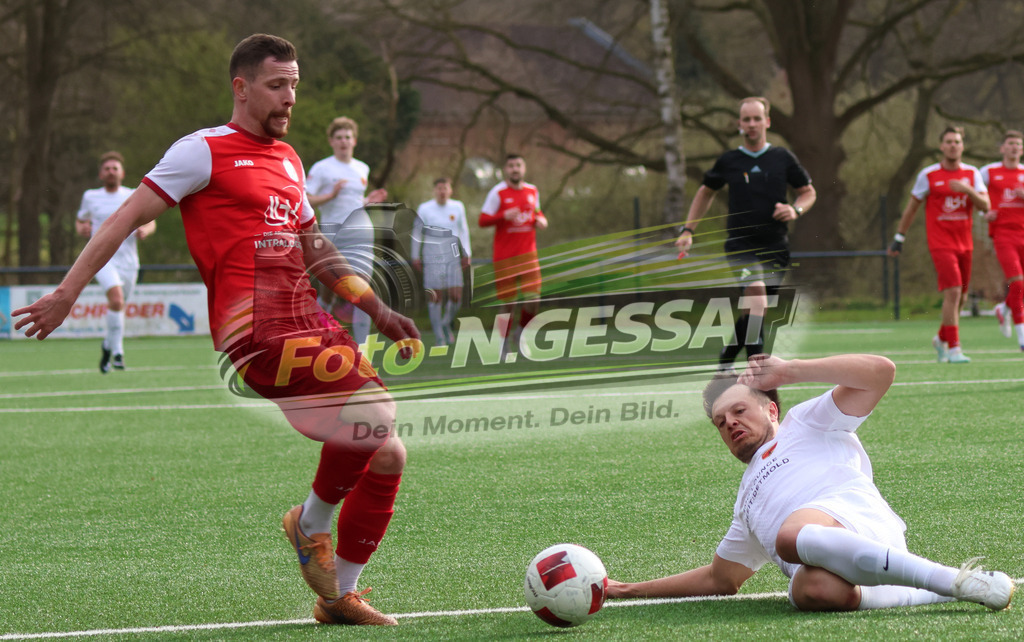 FC RW Kirchlengern - Post TSV Detmold | Auf dem Bild zu sehen: Rot FC RW Kirchlengern: Artem Panasenkov ; Weiß Post TSV Detmold: Lennard SchröderFC RW Kirchlengern, Post TSV Detmold, Saison 25/26, Landesliga, Deutschland - Realisiert mit Pictrs.com