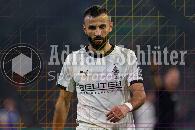 Borussia Mönchengladbach vs Karlsruher SC - DFB-Pokal 2. Runde | Mönchengladbach, Deutschland, 28.10.25:   Franck Honorat (Borussia Mönchengladbach) schaut waehrend des Spiels der DFB-Pokal 2. Runde zwischen Borussia Mönchengladbach vs Karlsruher SC im Stadion im Borussia Park(Foto von Brauer-Fotoagentur / Adrian Schlueter)