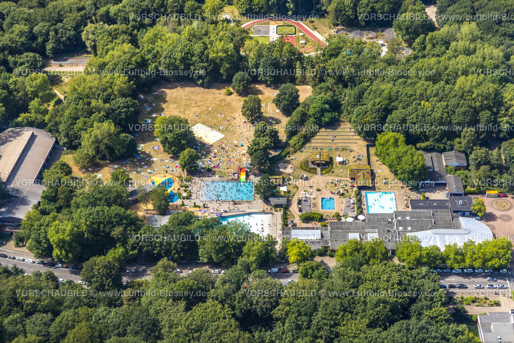 Oberhausen220800467 | Luftbild, Revierpark Vonderort, Vonderort Freibad, Schwimmbad und Badegäste, Liegewiese, regenbogenfarbige Wasserrutsche, Osterfeld, Oberhausen, Ruhrgebiet, Nordrhein-Westfalen, Deutschland