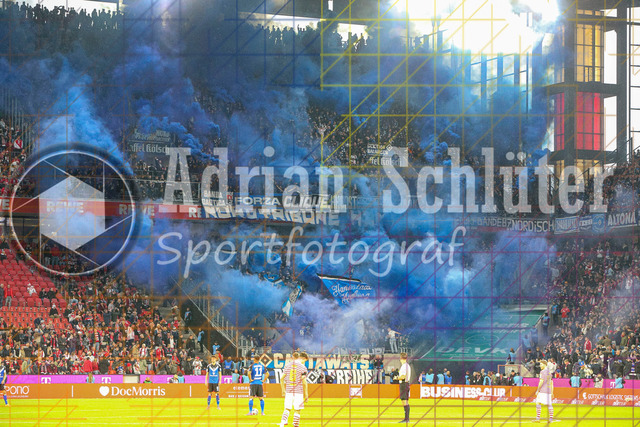 1. FC Köln vs Hamburger SV - 1. Bundesliga  | Köln, Deutschland, 02.11.25:   die Fans des Hamburger SV zünden Pyrotechnik waehrend des Spiels der Bundesliga zwischen  1. FC Köln vs Hamburger SV in der RheinEnergieStadion(Foto von Brauer-Fotoagentur / Adrian Schlueter)