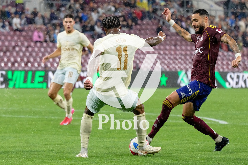 UEFA Conference League Play-offs 2nd leg - Servette FC v FC Shakhtar Donetsk | Kevin (11 FC Shakhtar Donetsk) and Dylan Bronn (25 Servette FC) battle for the ball (duel)  during the UEFA Conference League Play-offs 2nd leg match between Servette FC and FC Shakhtar Donetsk at Stade de Geneve in Geneva, Switzerland