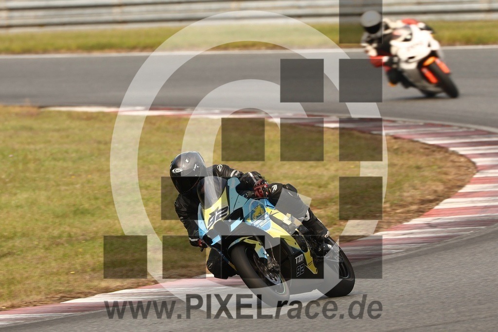 0092-20250910_15931 | Schöne Erinnerungen an spannende Momente - das festzuhalten ist unser Job. PIXELrace.de ist seit 2003 auf den Rennstrecken Europas unterwegs um die Action draußen beim Fahren und die wunderbare Stimmung imm Fahrerlager für euch einzufangen.