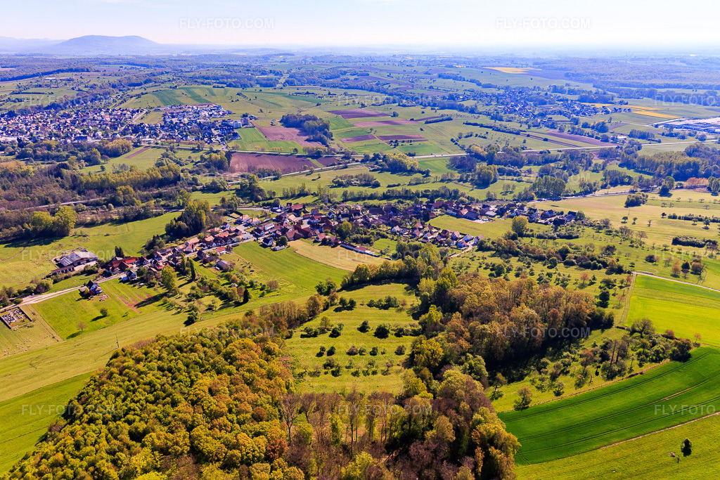 Aerial view: View of the town from the northwest in Uttenhoffen in the state Bas-Rhin, France. – Photo: IMG_099503.jpg taken on 04/30/2017 by Werner Riehm/FLY-FOTO.com – Resolution of the original: 5228 x 3485 px
