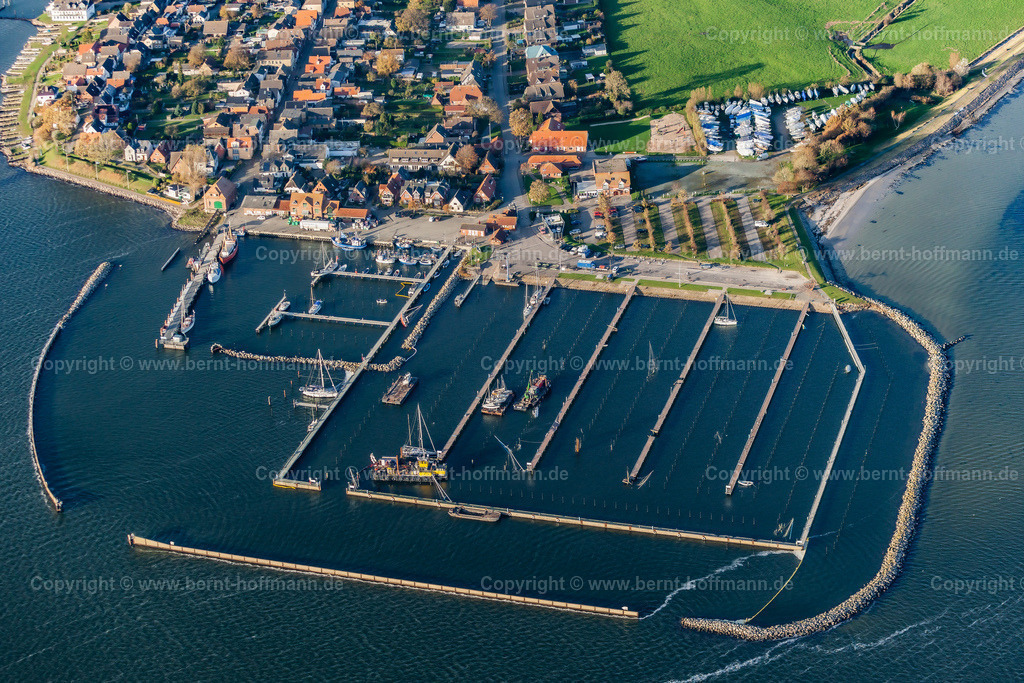 PLB_6751mod_Maasholm_120x80 | LUFTBILD. Maasholm Hafen - mit Sturmschäden. __ Zweiter Fotoflug über die Region SH-Nordost nach dem Oststurm vom 19. und 20. Oktober 2023. __ Maasholm -Hafen mit gesunkenen und schwer beschädigten Booten und Yachten sowie ramponierten Brückenanlagen. __ Im Yachthafen sond erkennbar mehr als zehn getauchte Boote. Eine Segelyacht steht auf einer Brücke (links im Bild). - Realisiert mit Pictrs.com