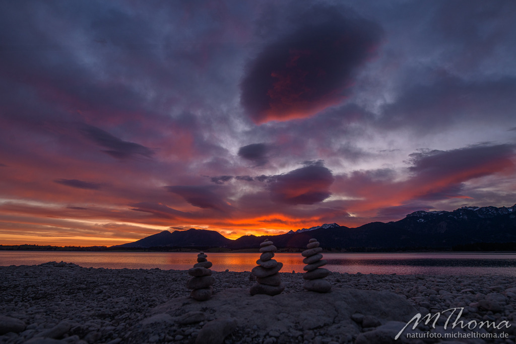 Morgenrot am Forggensee | Dies ist der Online-Shop von naturfoto.michaelthoma.de. Ich bin leidenschaftlicher Naturfotograf und fotografiere von der Andromedagalaxie bis zum Zwergtaucher, von der Ameise bis zum Orionnebel alles was mit Natur zu tun hat. Hier kann eine Auswahl meine - Realisiert mit Pictrs.com