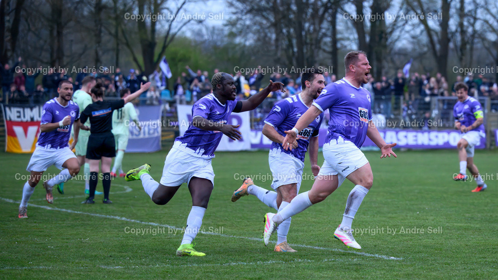 VfR Neumünster (lila) vs PSV Neumünster (grün) | Jubel beim Torschützen zum 2-2 in der 93. Minute Christopher Kramer (VfR #13 rechts) und Mannschaftskollegen / Fußball-Oberliga Männer 2025/2026 / VfR Neumünster (lila) vs PSV Neumünster (grün) / Grümmi-Arena / Neumünster / 15.04.26 - Realisiert mit Pictrs.com