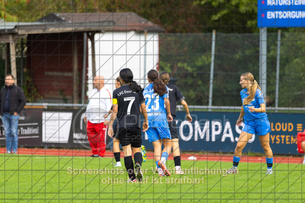 20261010_141024_0524_(c)_by_PhotoPeet | #,1.FC Donzdorf (schwarz) vs. SC Sand (blau), Fußball, EnBW-Oberliga B -Juniorinnen, 05. Spieltag, Saison 2026/2027, Rasenplatz Lautertal Stadion, Süßener Straße 16, 73072 Donzdorf, 10.10.2026 - 14:00 Uhr,Foto: PhotoPeet / Sport- &amp; Eventfotografie / Peter Harich