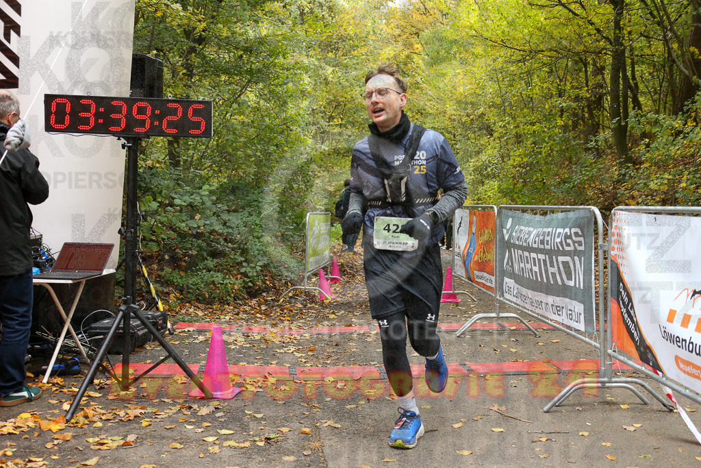 251026_1341_EX1_3854 | Sportfotografie im Rhein-Sieg Kreis, Köln, Bonn, NRW, Rheinland Pfalz, Hessen, etc. Unser Tätigkeitsfeld umfasst den Laufsport vom Volkslauf über den Marathon, Duathlon, Triathon bis zum Ultralauf wie Kölnpfad Ultra oder Schindertrail.