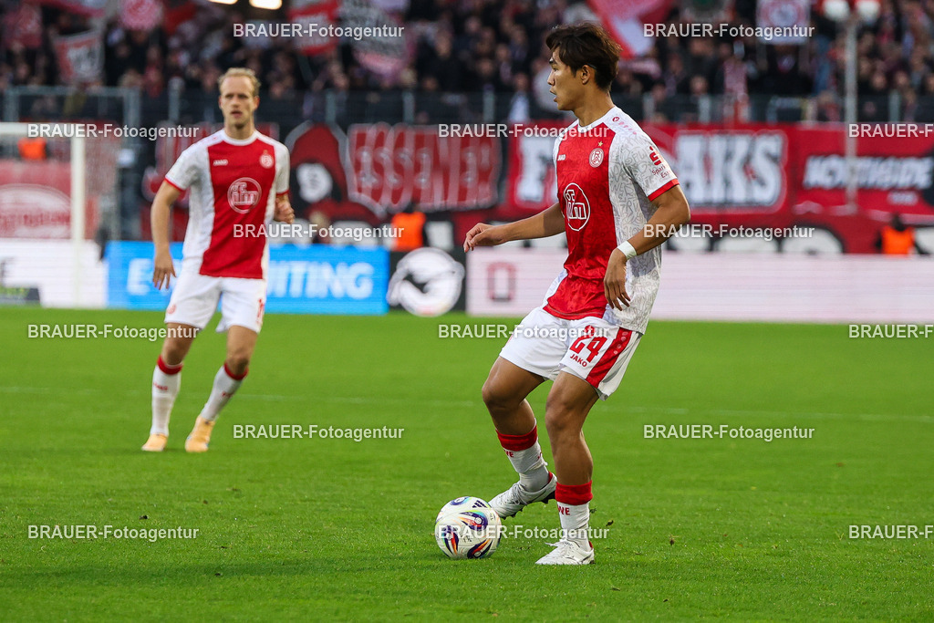 Rot-Weiss Essen - 1.Fc Schweinfurt | Essen, Deutschland, 02.11.2025 Kaito Mizuta  (Rot-Weiss Essen) Einzelaktionwährend des 3.Liga Spiels zwischen  Rot-Weiss Essen und 1.Fc Schweinfurt am 02.11.2025 im Stadion an der Hafenstraße in Essen. (Foto von Timo Bluhmki-Schmidt/Brauer Fotoagentur