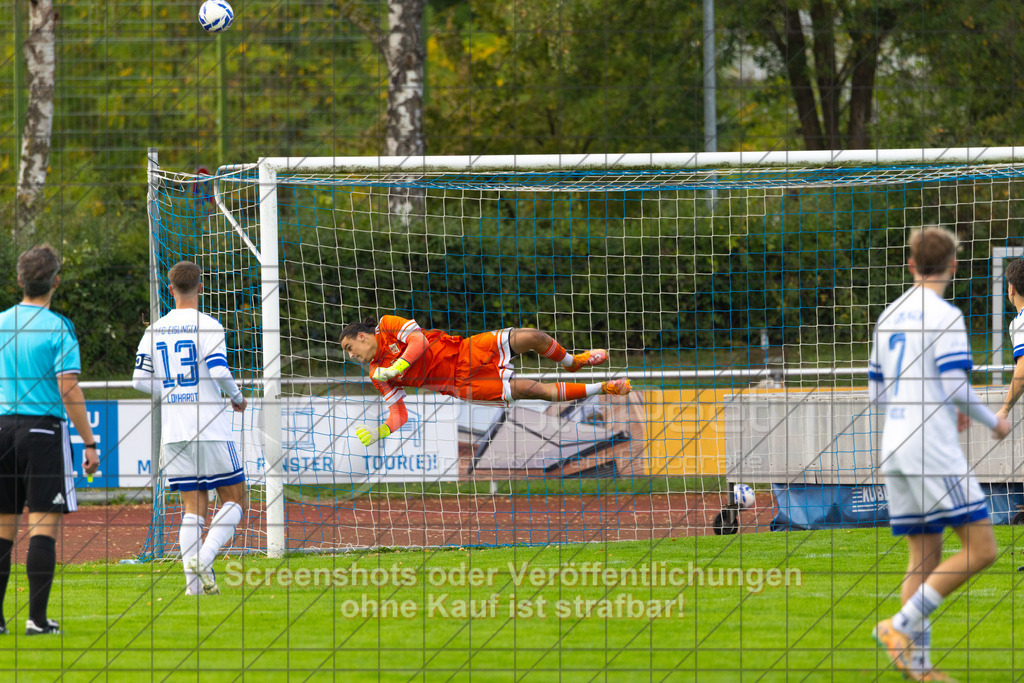 20261010_153245_0647_(c)_by_PhotoPeet | Elias Kirchhoff (1.FC Eislingen #12)1.FC Eislingen (weiß) vs. TSV Bernhausen (lila), Fussball, Landesliga 2 - wfv, 11. Spieltag, Saison 2026/2027, Rasenplatz, Eichbachstation, Haldenstraße, 73054 Eislingen, 10.10.2026 - 15:30 Uhr,Foto: PhotoPeet / Sport- &amp; Eventfotografie / Peter Harich