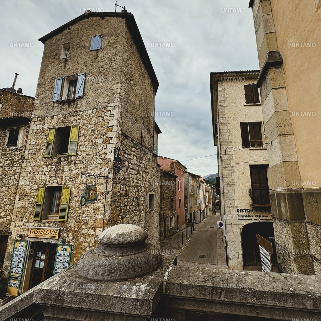 Blick von der Kirche Castellane | untamo - Realisiert mit Pictrs.com