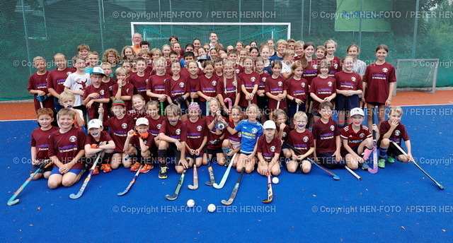 20240820-_Y2A3469-goldenesbuch-HEN-FOTO | 20.08.2024 Nach dem zweiten Eintrag ins Goldene Buch der Stadt Darmstadt für Hockey-Torwart JEAN-PAUL DANNEBERG folgt Besuch beim Heimatverein TEC Darmstadt Sommercamp für Kinder. Anlaß ist die Olympische Silbermedaille mit der Deutschen Nationalmannschaft in Paris (Foto: Peter Henrich) - Realisiert mit Pictrs.com