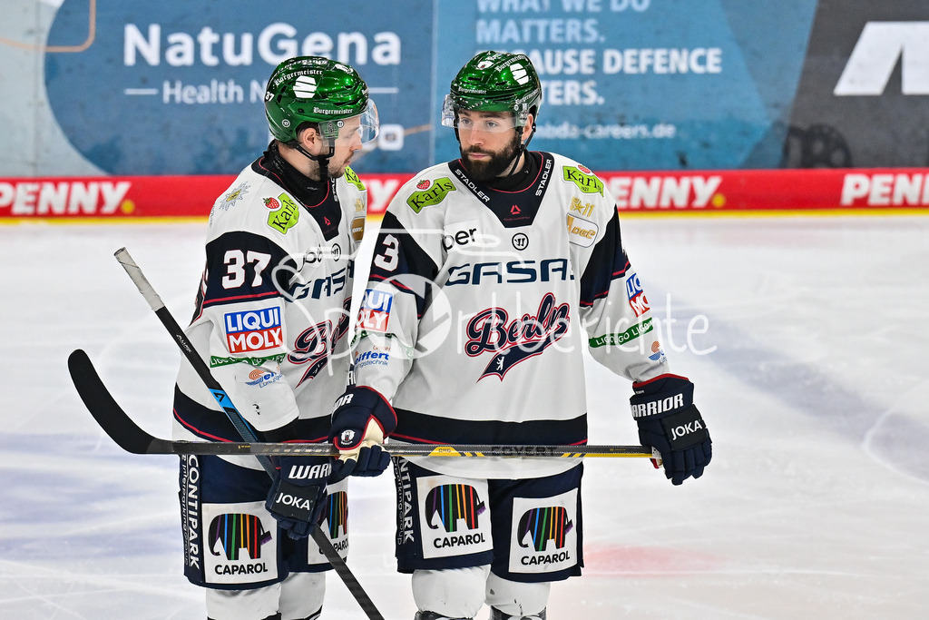 ERC Ingolstadt - Eisbären Berlin | INGOLSTADT, GERMANY - 18. DECEMBER: im Gespräch Markus VIKINGSTAD (Eisbären Berlin 37) und Andreas EDER (Eisbären Berlin 43) / während dem Match zwischen dem ERC Ingolstadt und den Eisbären Berlin am 29. Spieltag der Penny DEL in der Saturn Arena