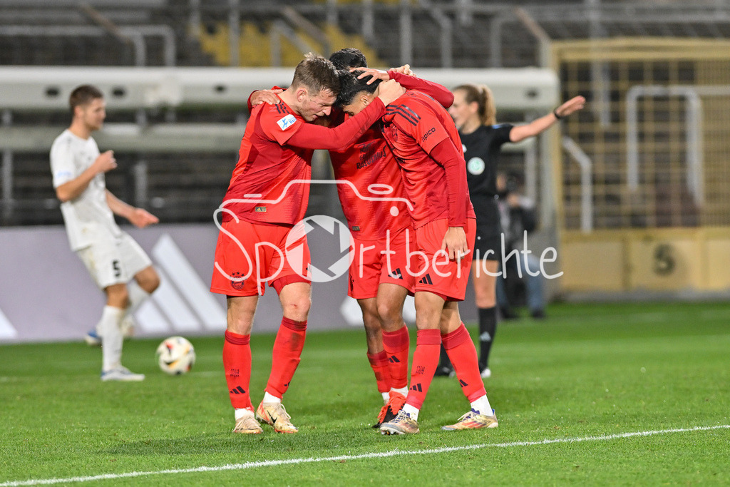 FC Bayern Amateure - TSV Schwaben Augsburg | Jubel der Bayern Amateure nach dem Treffer zum 3-0 durch Davide Dell´ERBA (FC Bayern München II #3) / Freude / Happy / Tor / Torschuetze / Regionalliga Bayern: FC Bayern Muenchen II - TSV Schwaben Augsburg, Gruenwalder Stadion am am 25.10.2024