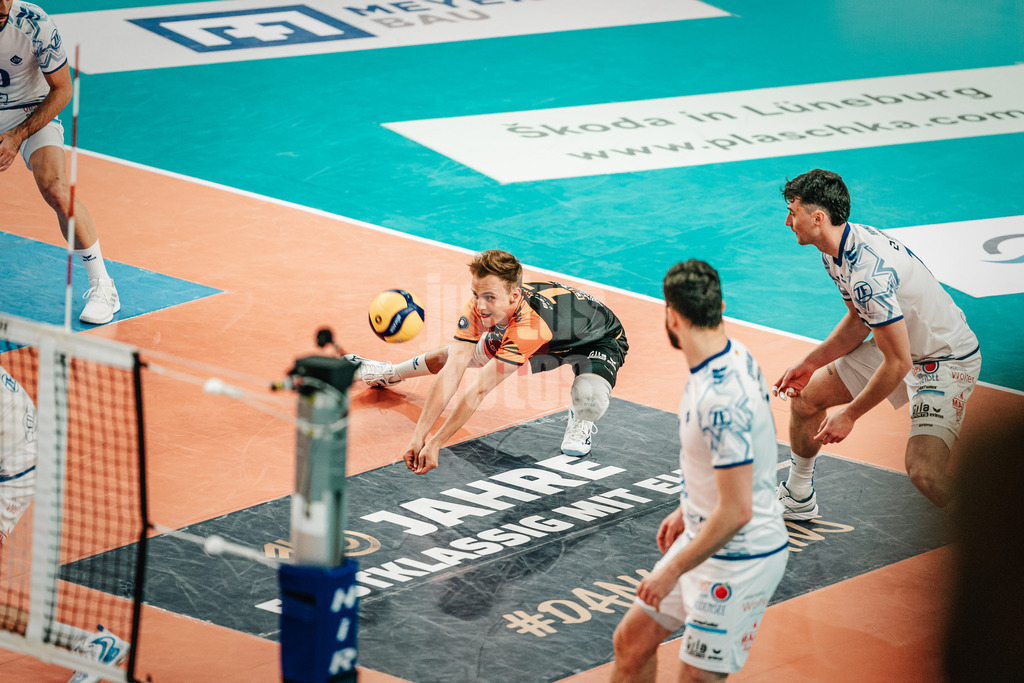 Volleyball | Herren | Saison 2024/2025 | 1. Volleyball Bundesliga Männer | Halbfinale | SVG Lüneburg vs. VfB Friedrichshafen | 05.04.2025 | Ballannahme von Leonard Lenny Graven (#17, VfB Friedrichshafen)