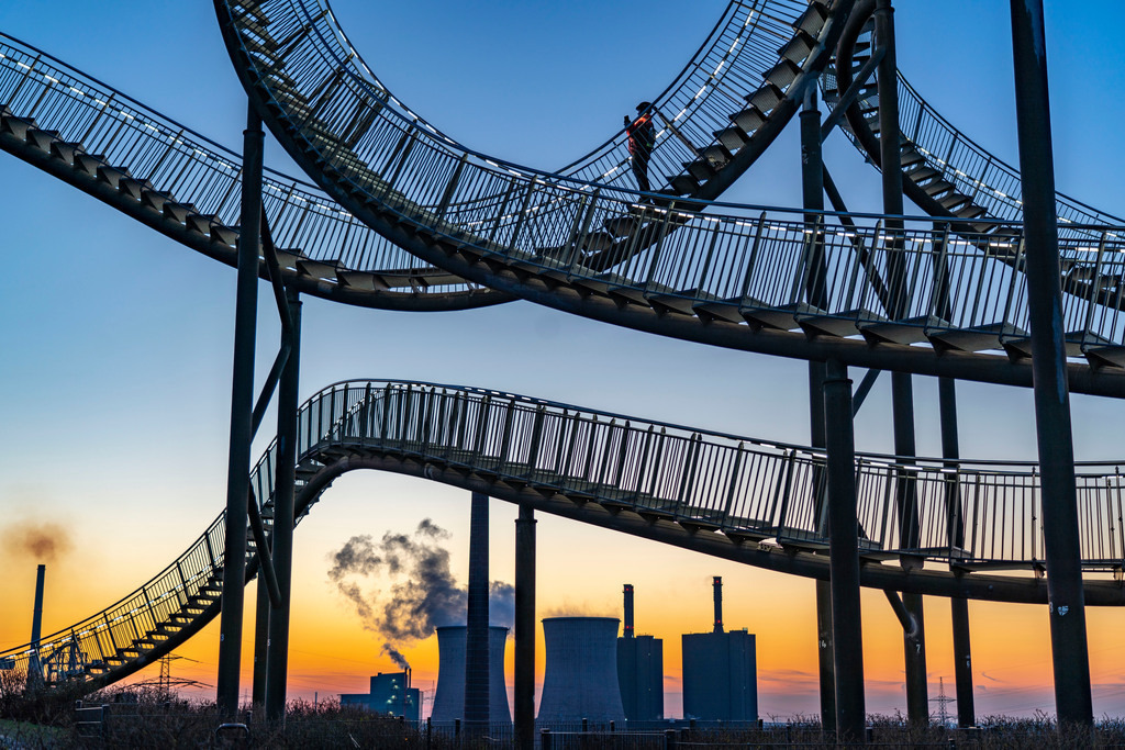 JT-220304 | Landmarke Angerpark Tiger & Turtle - Magic Mountain, Begehbare Skulptur in Form einer Achterbahn auf der Halde Heinrich-Hildebrand-Höhe,  HKM Stahlwerk, Sonnenuntergang, Duisburg, NRW, Deutschland,  - Realisiert mit Pictrs.com