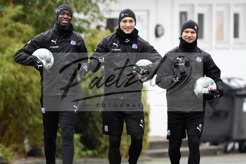 20200226_TRAOSN_0050 | Fussball, Herren: Assan Ceesay (VfL Osnabrueck), Sven Koehler (VfL Osnabrueck) und Bryan Henning (VfL Osnabrueck) schauen waehrend der Trainingseinheit des VfL Osnabrueck im Sportpark Illoshoehe am 26.02.2020 in Osnabrueck, Deutschland. - Realisiert mit Pictrs.com