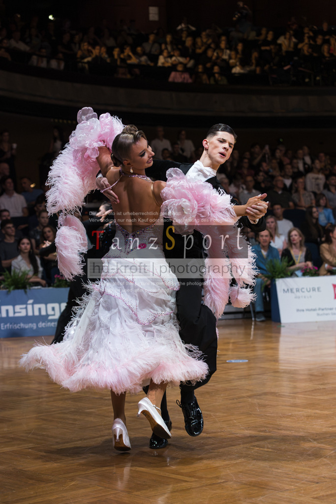 20250820_WDSF Standard Rising Stars R3-3567 | Tanzsportbilder, Standardtanz, Lateintanz, WDSF, DTV, LTVB, dancecomp, goc, hessen tanzt, blaues band der spree, walzer, tango, wiener walzer, slowfox, quickstepp, samba, rumba, cha-cha-cha, paso doble. jive, hd-kroft photography, turniertanzsport
