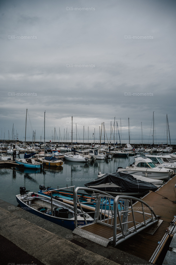 kleiner Hafen am Mittelmeer | Ein malerischer, kleiner Hafen am Mittelmeer – ein atmosphärisches Foto voller mediterranem Flair und Ruhe. Perfekt als Kunstdruck, um warme, entspannte Stimmung und Urlaubsfeeling in Räume zu bringen. - Realisiert mit Pictrs.com