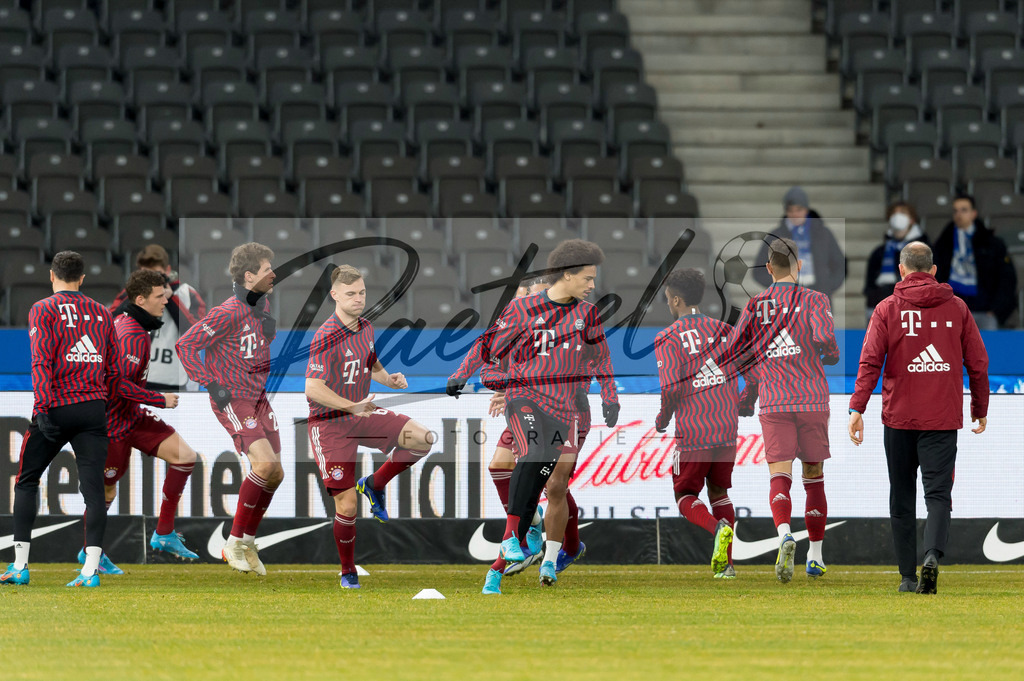 BSCFCB20220123_024 | Fussball, Herren: . Spieler vom FC Bayern Muenchen waermen sich auf bei dem Spiel der 1. Bundesliga zwischen Hertha BSC und FC Bayern Muenchen im Olypiastadion am 23.01.2022 in Berlin, Deutschland.DFB / DFL REGULATIONS PROHIBIT ANY USE OF PHOTOGRAPHS AS IMAGE SEQUENCES AND/OR QUASI-VIDEO. - Realisiert mit Pictrs.com
