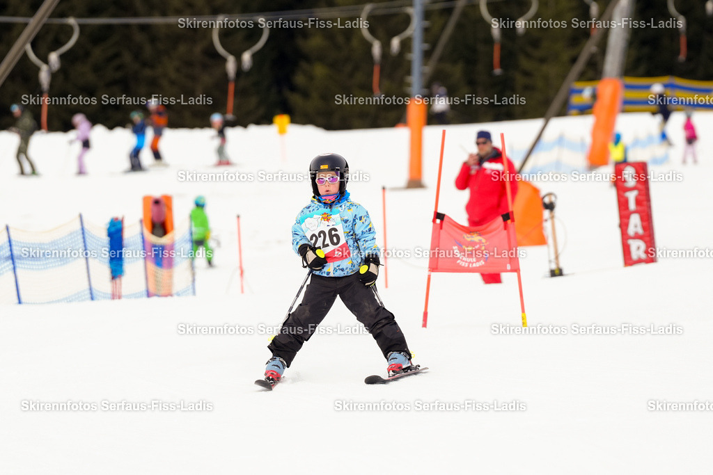 SRF_02.01.2026_0306 | Skirennfotos,Serfaus,Fiss,Ladis,Kinderskirennen,Winter,Tirol,Oberland,skirace,SFL,feelfree,weil wir's genießen,ski,Ski,skifahren,Sonnenplateau, - Realisiert mit Pictrs.com