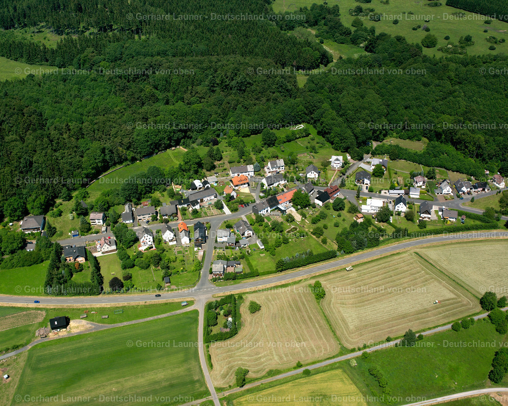 2610714 | HEILIGENBORN 09.06.2006 Von Wald und Forstgebieten umgebener Ortskern der Straßen und Häuser und Wohngebiete in Heiligenborn im Bundesland Hessen, Deutschland // Surrounded by forest and forest areas center of the streets and houses and residential areas in Heiligenborn in the state Hesse, Germany Foto: Gerhard Launer
