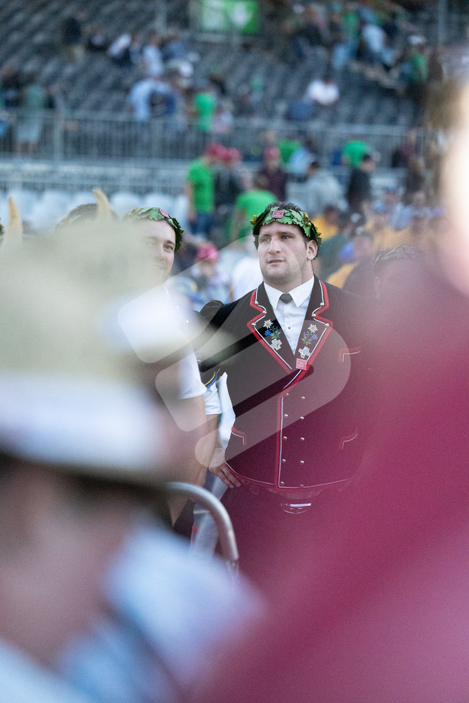 ESAF2025_Ehrung_7518 | Die Schwinger des Schwyzer Kantonalen Schwingerverbandes: Fotos, die Dynamik und Leidenschaft festhalten, sowie emotionale Momente aus dem traditionellen Schwingsport zeigen. - Realisiert mit Pictrs.com