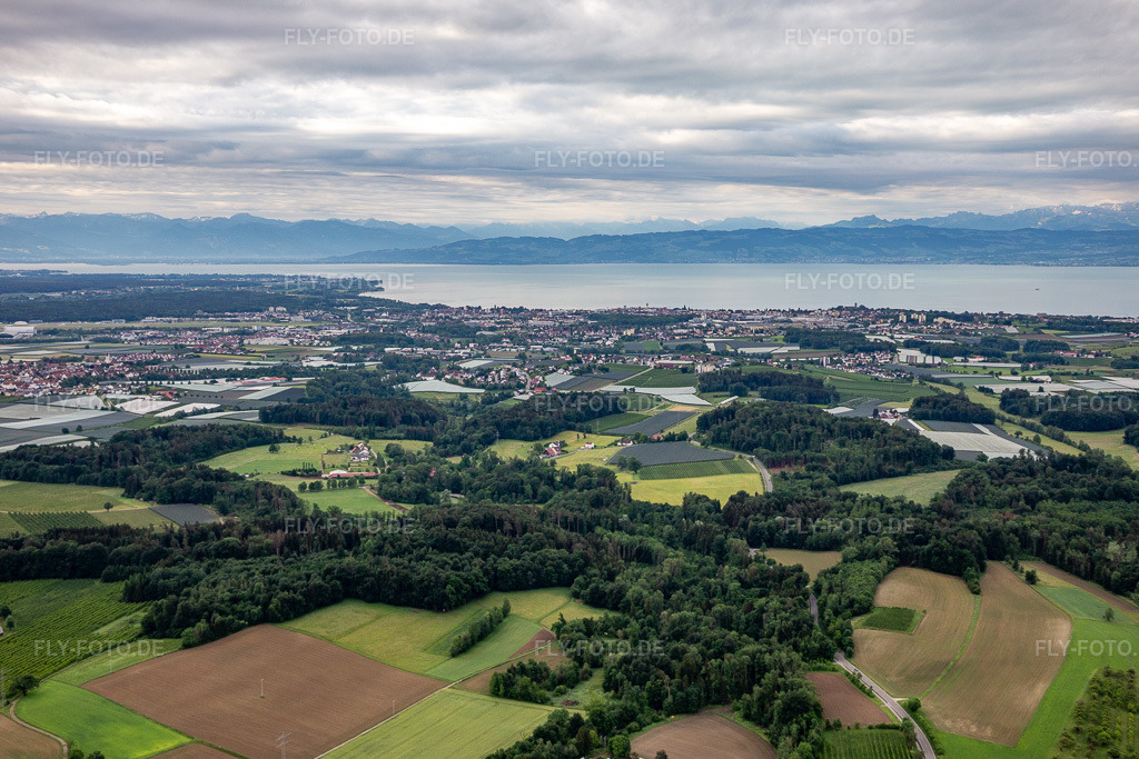 Luftbild: Bodenseepanorama von Friedrichshafen im Ortsteil Jettenhausen in Friedrichshafen im Bundesland Baden-Württemberg in Deutschland. – Foto: IMG_131985.jpg vom 26.05.2022 durch Werner Riehm/FLY-FOTO.de – Auflösung des Originals: 5406 x 3604 px – www.friedrichshafen.de