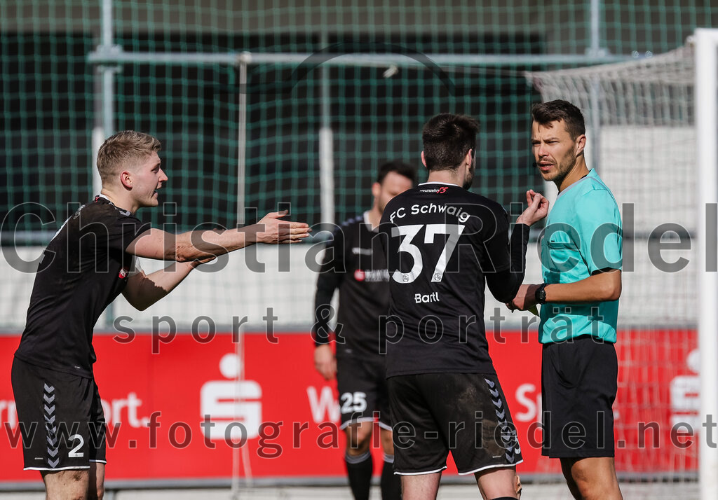 2024-02-24_090_FC_Schwaig_gegen_TSV_1880_Wasserburg | Oberding, Deutschland, 24.02.2024:
Fußball, 2. Runde Qualifikation TOTO-Pokal 2023 / 2024, 1. Spieltag, FC Schwaig gegen TSV 1880 Wasserburg, Endergebnis: 2:3

Tobias Jell (FC Schwaig, #2), Tobias Bartl (FC Schwaig, #37), Schiedsrichter Xaver Fabisch

Foto: Christian Riedel / fotografie-riedel.net